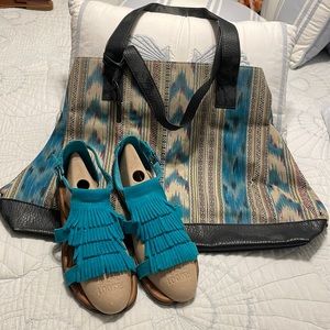 Minnetonka turquoise suede sandal with matching Indian print tote bag. Size 7.